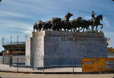 Humberto Peraza, El Encierro, Plaza Monumental de Ciudad Juárez, Chihuahua.jpg