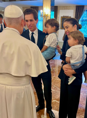 Ginés Marín y su familia con el Papa.jpg