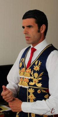 Emilio de Justo vistiéndose de luces Torrejonci llo.jpg