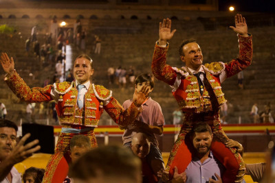 olga casado y antonio ferrera Muro a hombros.jpg