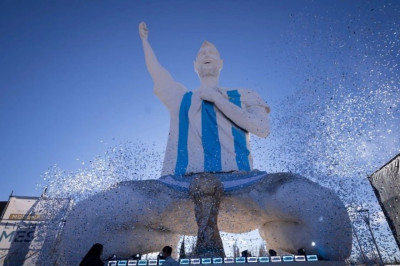 estatua de Messi otro ángulo.jpg