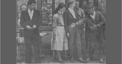Pierrette Le Bourdiec en Arles. Otros sitúan la foto en Casablanca. Con Pablo Picasso.jpg