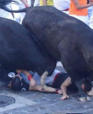 Cogida en San Fermín asta de toro en el brazo.jpg