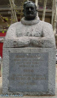 Estatua de Ernest Hemingway en Pamplona obra de Luis Sanguino foto de J. Asunción.jpg