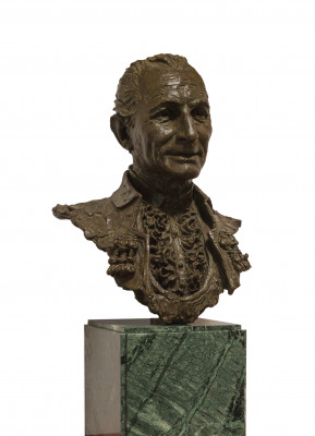Angel Peralta en bronce por Luis Sanguino en la Real Maestranza de Sevilla.jpg