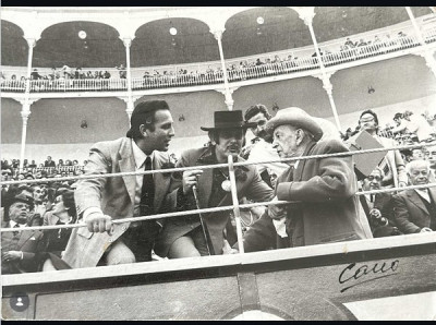 Luis Sanguino en el centro Victoriano Valencia y a la derecha el escultor Sebastián Miranda en las Ventas Foto Cano.jpg