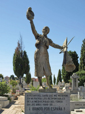 Monumento a Juanita Cruz Cementerio de la Almudena Madrid.jpg