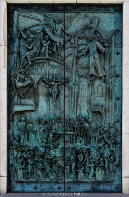 Puerta de la Consagración de la Catedral de la Almudena obra de Luis Sanguino.jpg