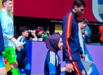 Niñas con la cabeza tapada en la final.jpg