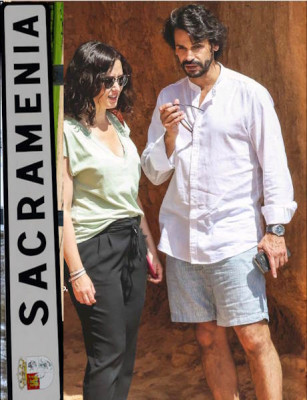 Díaz Ayuso y su novio en Sacramenia.jpg