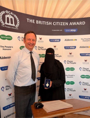Ciudadana de honor, premio oficial alguien bajo un burka.jpg