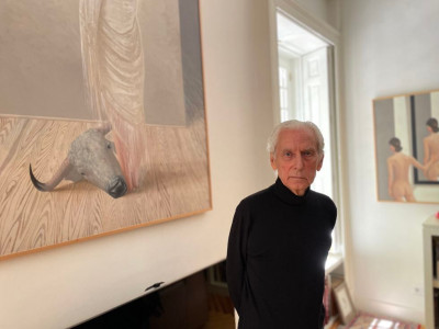 Robert Ryan en su domicilio con sus obras El País.jpg