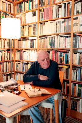 António Lobo Antunes y su biblioteca.jpg