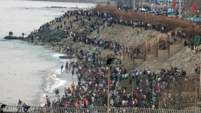Invasión de Ceuta a pleno día por el mar.jpg