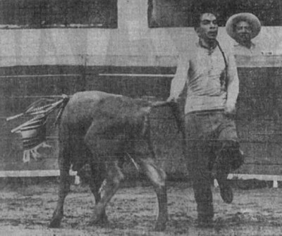 El gran Mario Moreno Cantinflas toreando en la plaza de Toros de Nogales Foto facebook.jpg