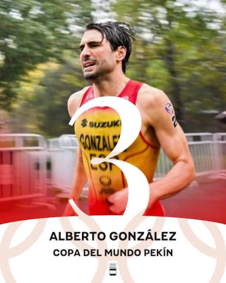Alberto González bronce en la copa del mundo de Pekín Triatlón.jpg