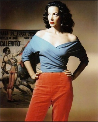 6 María Felix foto coloreada ante un cartel de toros con Calerito.PNG
