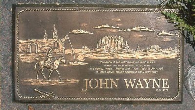 John Wayne Feo Fuerte Formal Epitafio.jpg