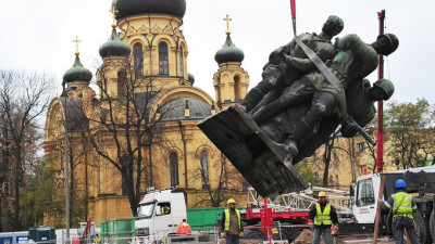 Polonia II GM Monumento a los Saqueadores o como Tumba al Violador Desconocido.jpg