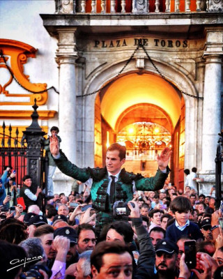 Daniel Luque puerta grande en Sevilla.jpg