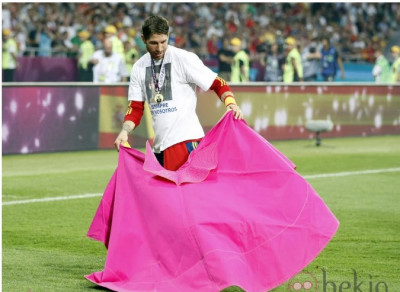 Sergio Ramos torea Eurocopa 2012.jpg