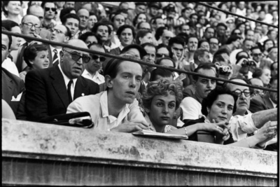 4 Kenneth Tynan y Elaine Dundy en la plaza de toros de Valencia.PNG