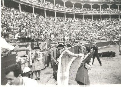 Charlton Heston devuelve el brindis a Paco Camino Sanfermines 1962.jpg