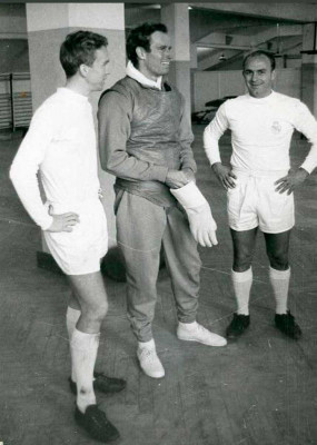 Charlton-Heston Di Stefano y Simonsson.jpg