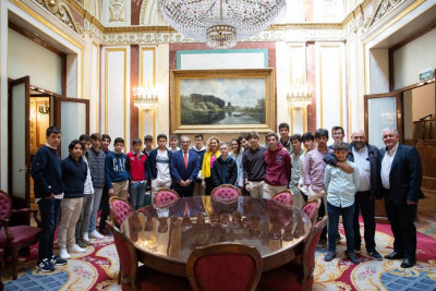 Meritxel Batet cumplimenta visita escuela taurina al Congreso.jpg