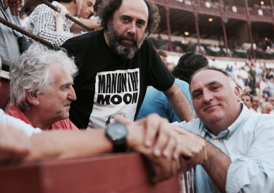 José Andrés y rodeado de otros famosos en los toros.jpeg