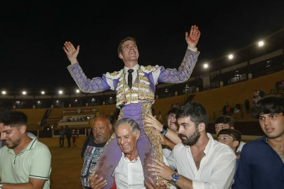 Ruiz Miguel saca a hombros a Borja Jiménez.jpeg