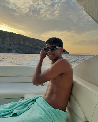 23 jul Lamine Yamal En yate, de vacaciones.jpeg
