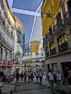 Sombrillas con la bandera de Ucrania alrededores de Sol.jpg