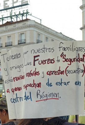 Pancarta en la Puerta del Sol de Madrid.jpg