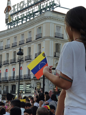 Muchos jóvenes y muchos niños en La Puerta del Sol con Venezuela.jpg