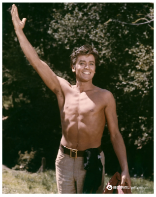 Alain Delon saludo torero clip.png