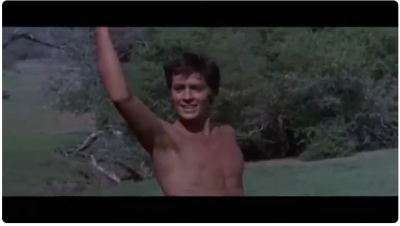 Alain Delon saluda.png