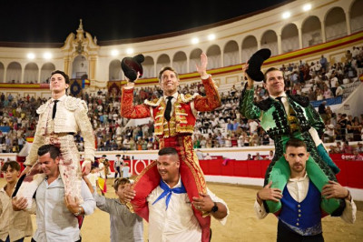 Melilla Escribano Cortés y Roca Rey a hombros.jpg