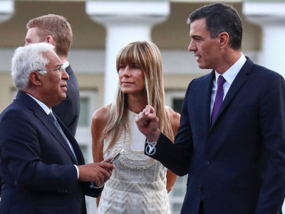 Begoña Gómez acompañada de Pedro Sánchez y otro señor.jpg