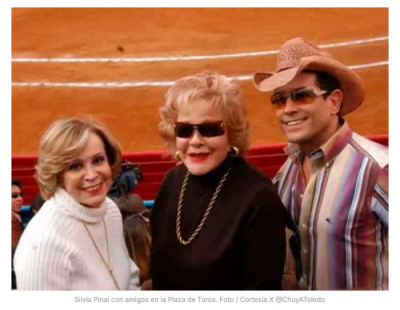Silvia Pinal en la plaza de México con unos amigos.jpg