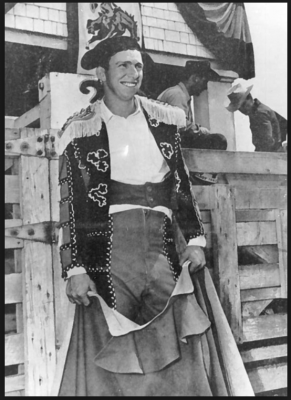 8 dic muere  Slim Pickens estrella del rodeo vestido de torero con capa y del cine durante décadas.PNG