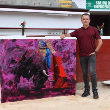 Walter Zuluaga con una de sus obras.jpg
