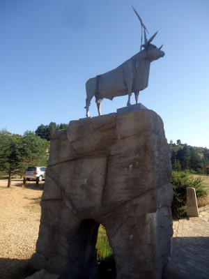 Monumento al padre Tajo el toro representa Teruel.jpg