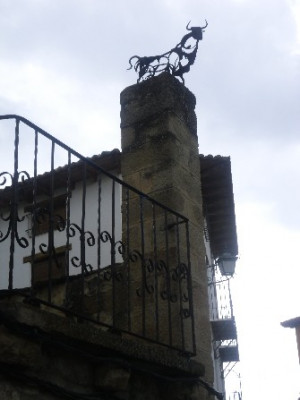 Monumento al toro ensogado en Rubielos de Mora Esc. Urb de Zgza..jpg