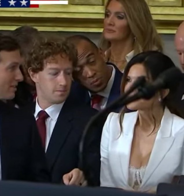 Mark Zuckerberg mete los ojos en un escote.png