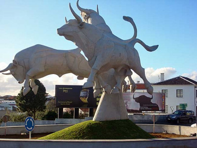 Renato Costa e Silva Monumento al toro bravo en Isla Terceira.jpg