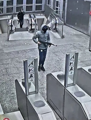 Belgica hombres armados metro Bruselas.jpg