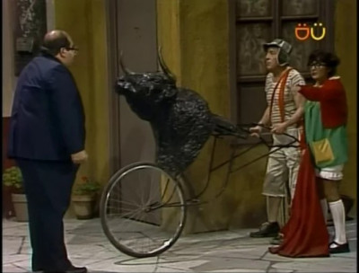 Roberto Bolaños y carretón toros.jpg